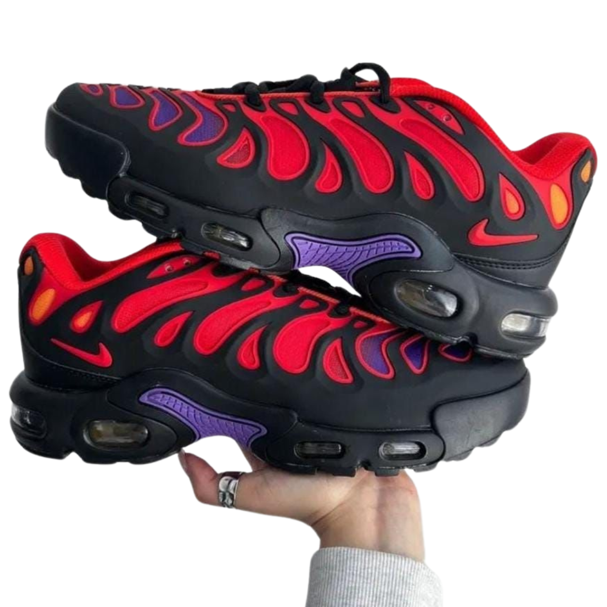 NIKE AIR MAX TN PLUS DRIFT HOMBRE: El Estilo y Comodidad que Buscas Las NIKE AIR MAX TN PLUS DRIFT HOMBRE son una excelente opción para aquellos que buscan zapatillas deportivas con estilo, confort y durabilidad. Si estás buscando las mejores zapatillas que combinen tecnología avanzada y un diseño moderno, has llegado al lugar correcto. En Onlineshoppingcenterg, te ofrecemos los últimos modelos de Nike Air Max TN Plus Drift, para que encuentres el par perfecto.  ¿Qué Hace Únicas a las NIKE AIR MAX TN PLUS DRIFT HOMBRE? Las NIKE AIR MAX TN PLUS DRIFT HOMBRE destacan por su sistema de amortiguación Tuned Air, lo que las convierte en una opción ideal para quienes buscan soporte adicional al caminar o correr. Además de ser increíblemente cómodas, estas zapatillas son conocidas por su diseño icónico, que se ha convertido en un símbolo de estilo.  Características Clave de las NIKE AIR MAX TN PLUS DRIFT HOMBRE Amortiguación Tuned Air: La tecnología Tuned Air proporciona una mayor absorción de impactos, garantizando comodidad durante todo el día. Diseño icónico: Las Nike Air Max TN tienen un diseño que mezcla lo deportivo y lo casual, haciéndolas perfectas para cualquier ocasión. Resistencia y durabilidad: Estas zapatillas están fabricadas con materiales de alta calidad, lo que las hace resistentes y duraderas, ideales para un uso prolongado. Las Mejores Opciones en NIKE AIR MAX TN PLUS DRIFT HOMBRE En Onlineshoppingcenterg, contamos con una gran variedad de modelos y colores para que elijas las Nike Air Max Plus TN hombre que mejor se adapten a tu estilo. Desde las clásicas Nike TN negras hasta las modernas Nike TN blancas, tenemos todo lo que necesitas.